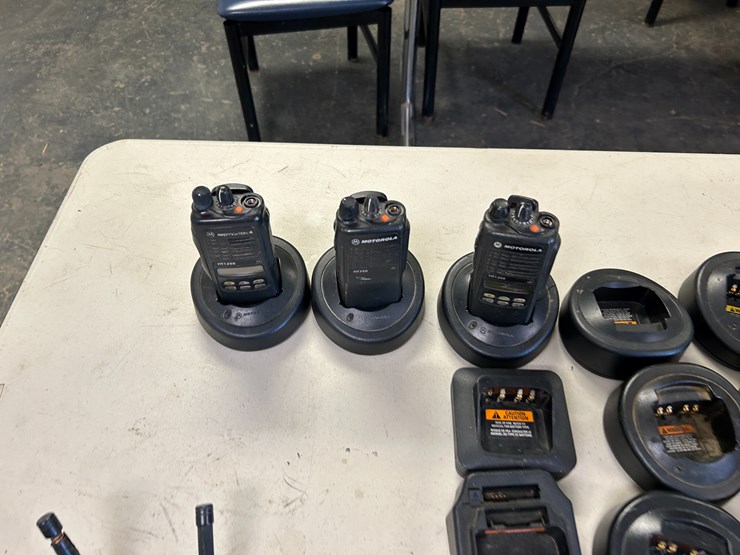 #22571-•-lot-of-various-radios-&-chargers-image-5