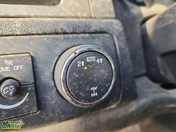 2013-chevrolet-tahoe-image-28