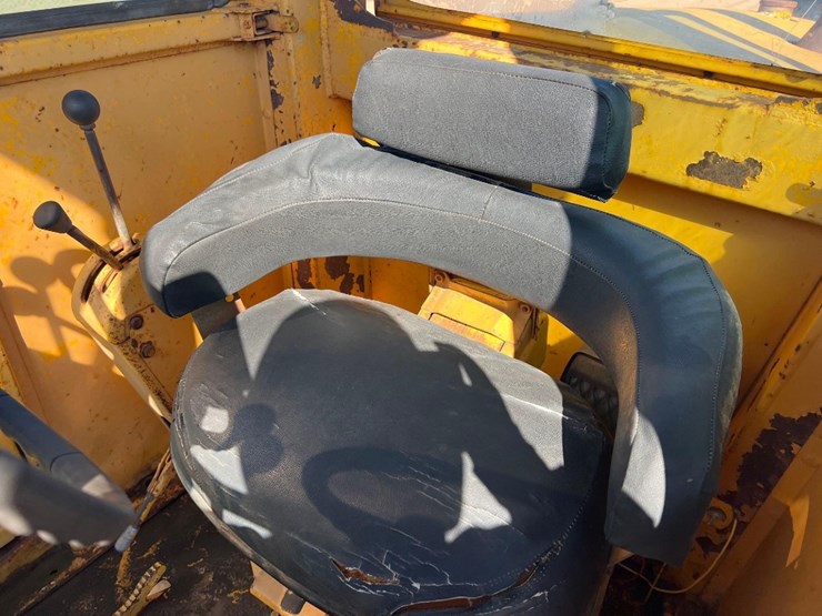 1981-deere-570a-image-33