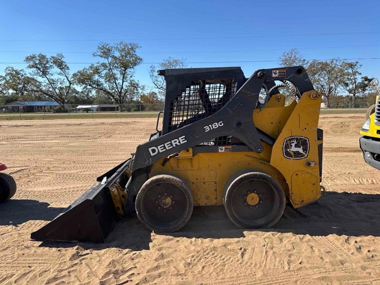 2022-deere-318g-image-1