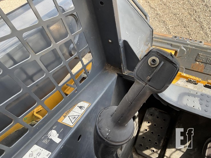 2015-deere-319e-image-17