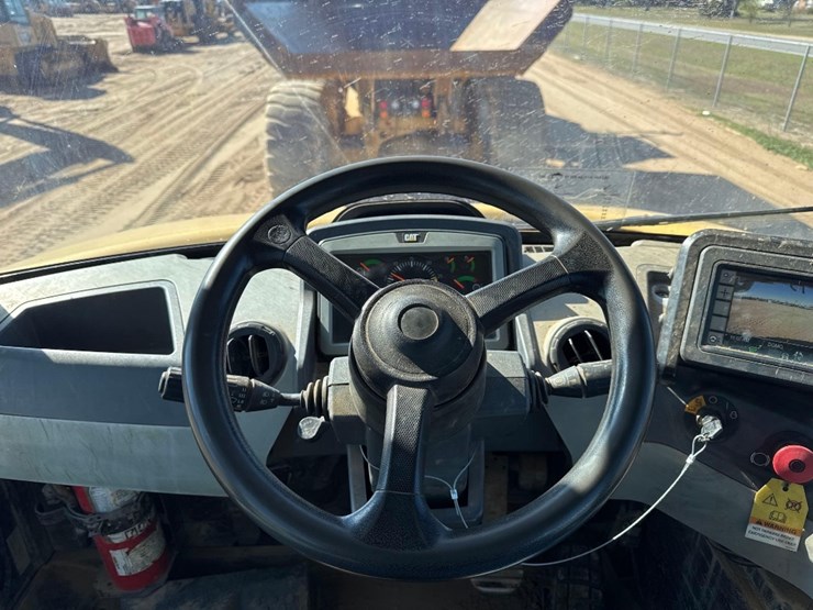 2019-caterpillar-730-image-25