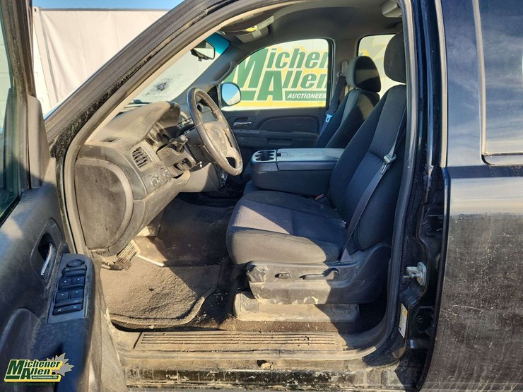 2013-chevrolet-tahoe-image-19