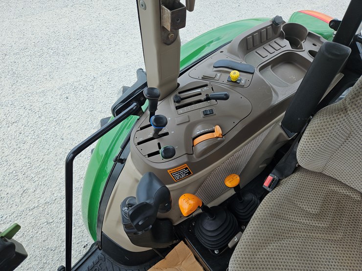 2017-john-deere-6105e-image-11