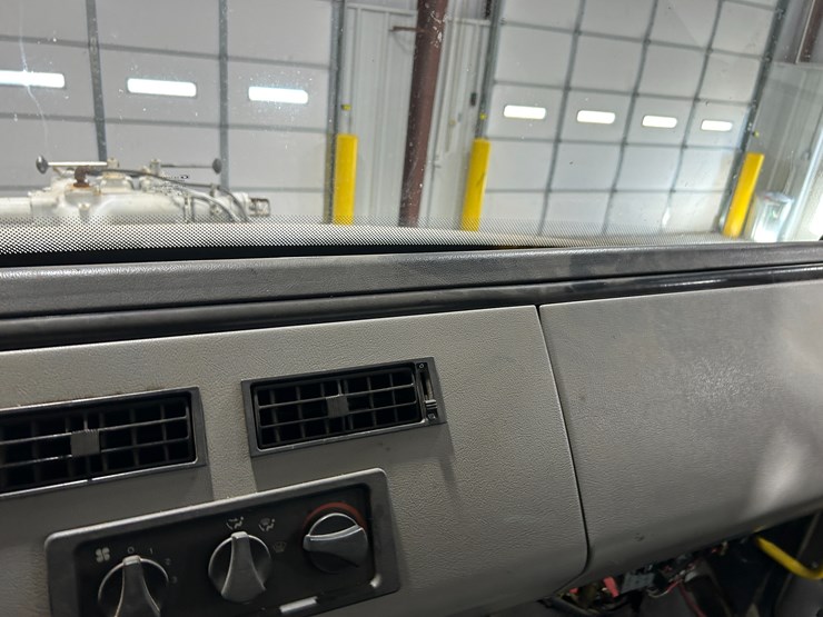 1993-freightliner-fl80-image-65