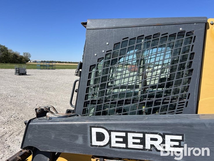 2010-deere-320d-image-13