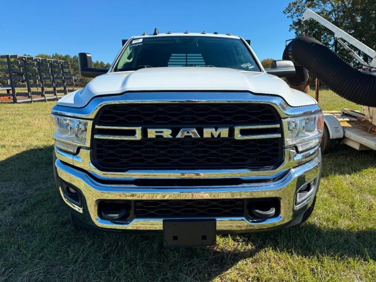 2020-dodge-ram-5500-image-2