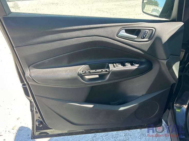 2015-ford-escape-se-image-11