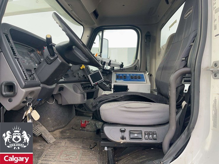 2019-freightliner-114sd-image-11