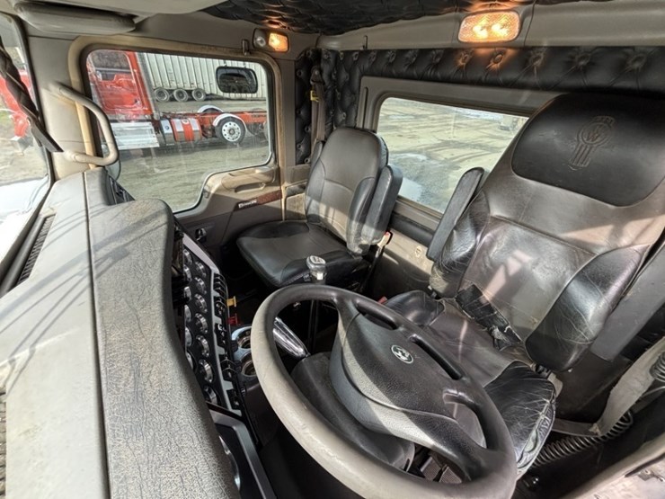 2018-kenworth-w900-image-31