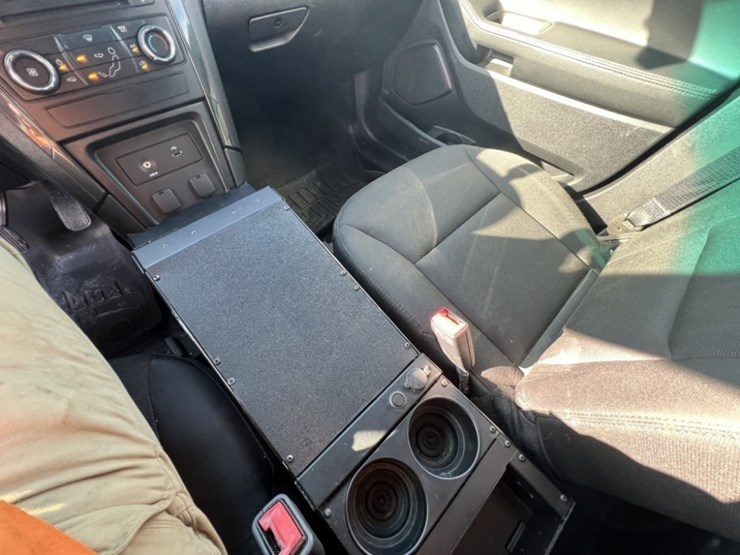 2016-ford-explorer-image-31