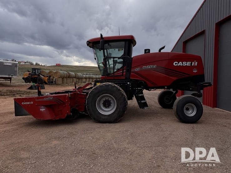 2023-case-ih-wd2505-swather-(mn1137)-image-3