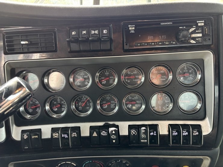 2018-kenworth-w900-image-35