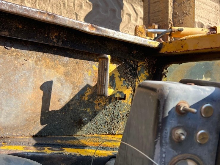 1981-deere-570a-image-37