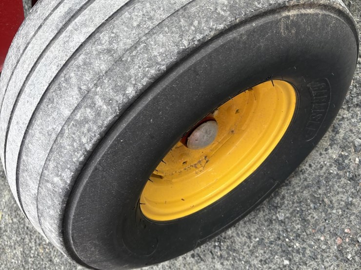 2013-new-holland-br7060-image-4