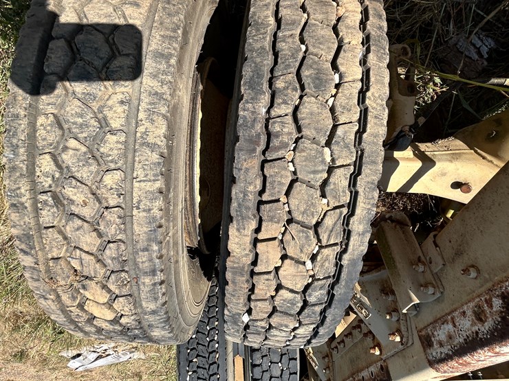 #22529-•-inop-1992-freightliner-t/a-daycab-truck-tractor-vin:-1fuymzyb1np357132-image-8