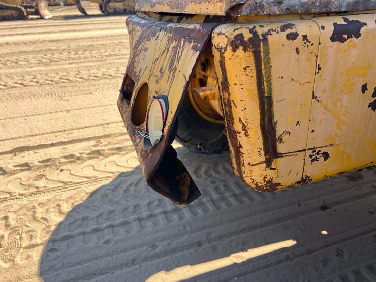 1981-deere-570a-image-19