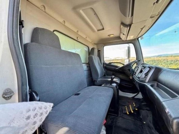 2010-hino-258-image-84