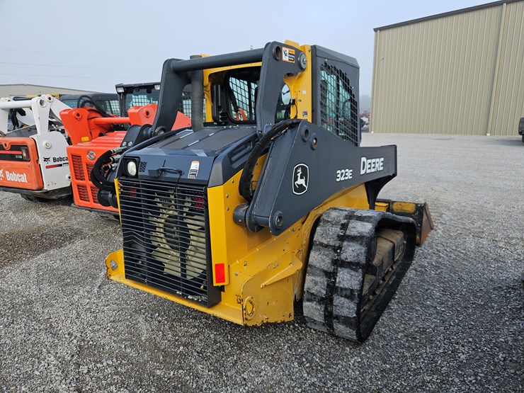deere-323e-image-17