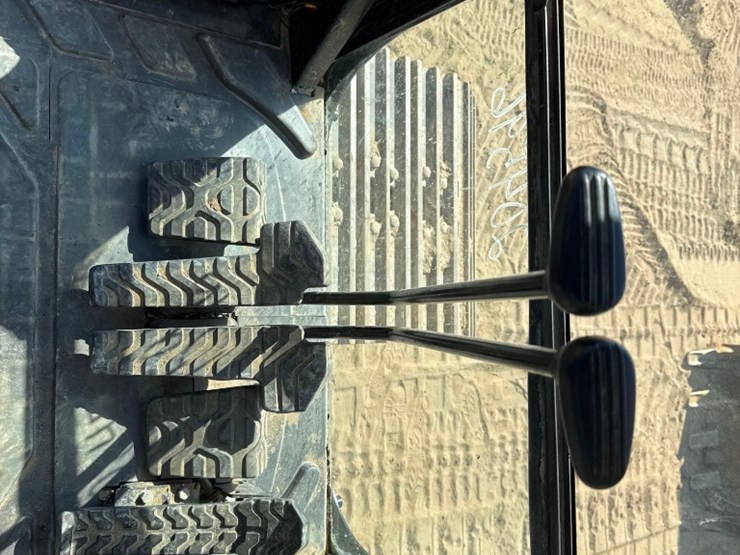 2019-caterpillar-330-image-34