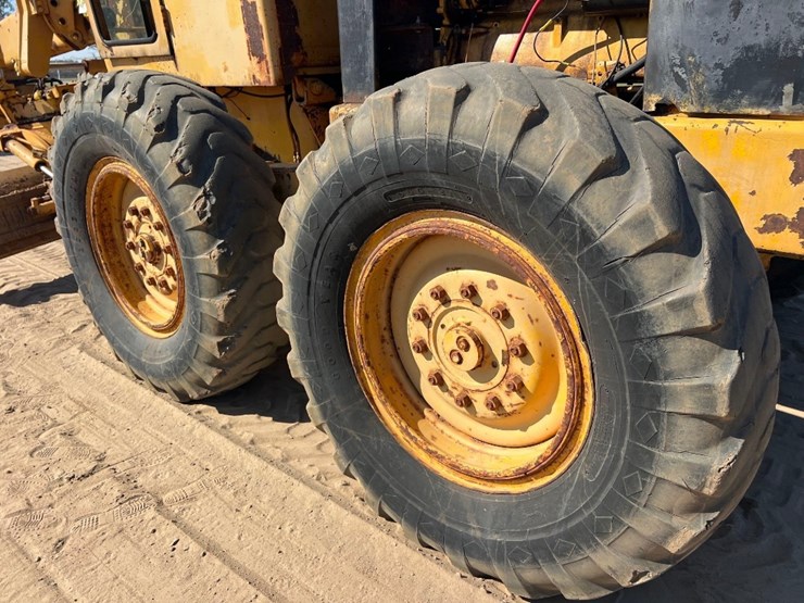 1981-deere-570a-image-31