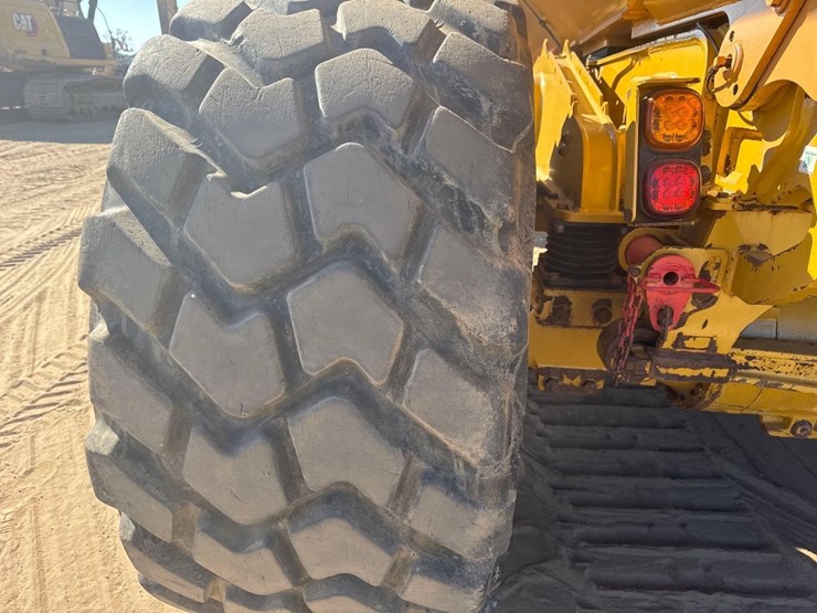 2019-caterpillar-730-image-8