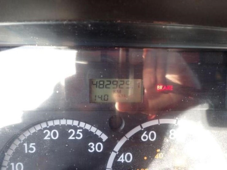 2014-freightliner-business-class-m2-106-image-13