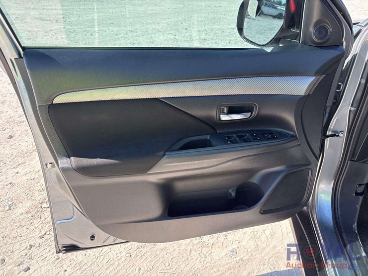 2016-mitsubishi-outlander-image-11