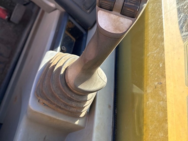 2017-caterpillar-tl943d-image-19