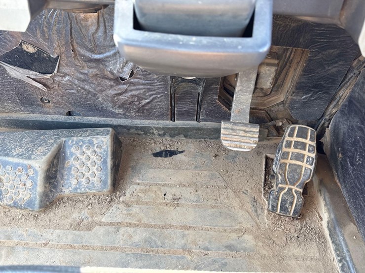 2020-caterpillar-745-image-28