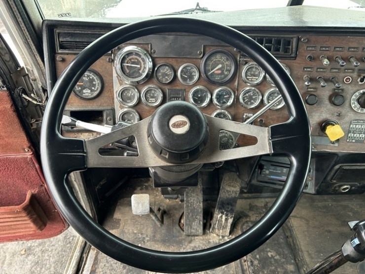 1992-peterbilt-379-image-16
