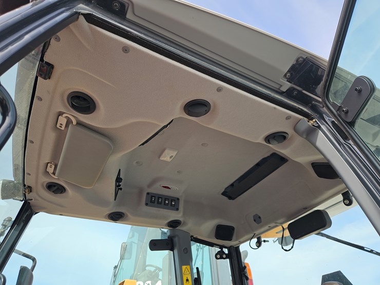 2021-massey-ferguson-1835m-image-8