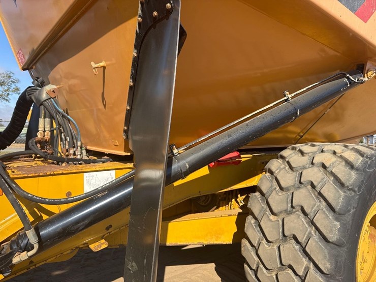 2019-caterpillar-730-image-14