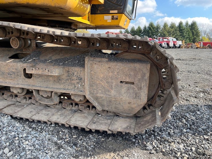 deere-245g-lc-image-30