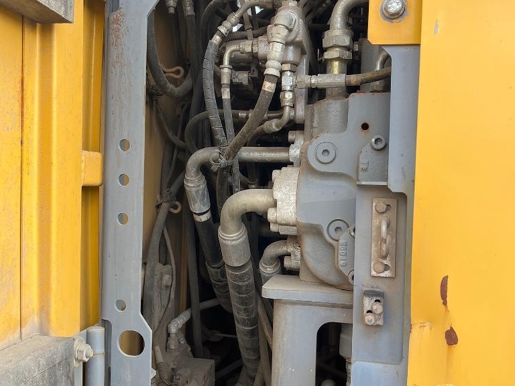 deere-245g-lc-image-21