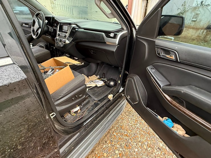 2015-chevrolet-tahoe-image-28