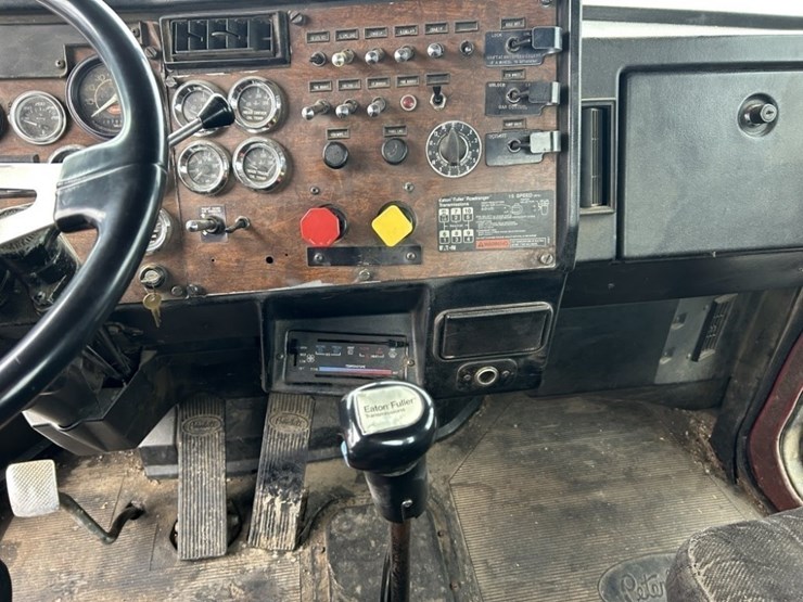1992-peterbilt-379-image-14