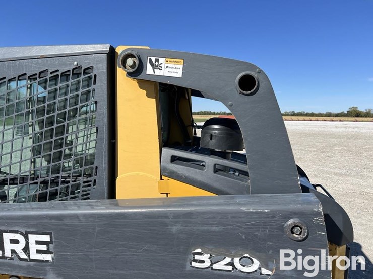 2010-deere-320d-image-11