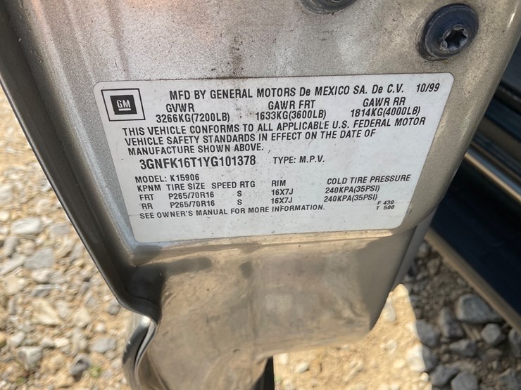 2000-chevrolet-suburban-image-19