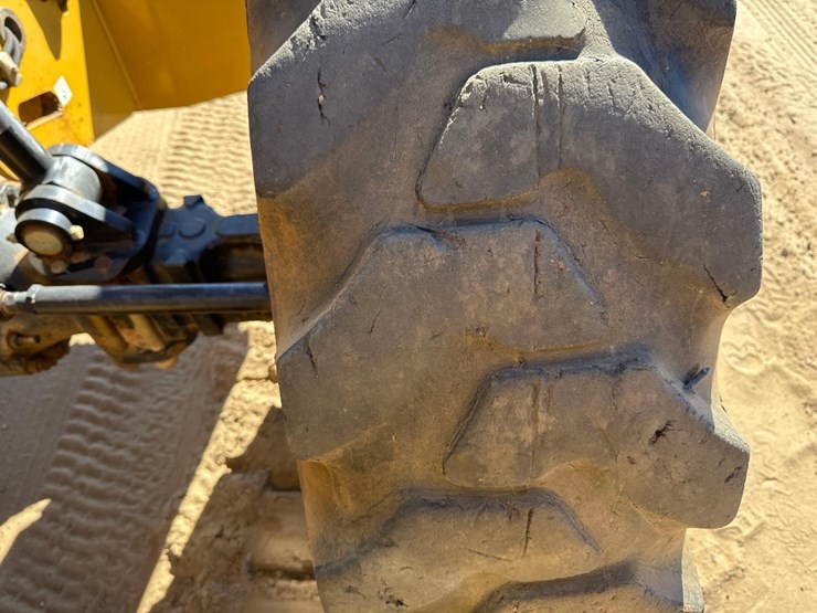 2017-caterpillar-tl943d-image-13