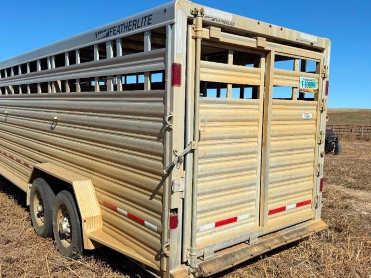 2018-featherlite-livestock-trailer-image-5
