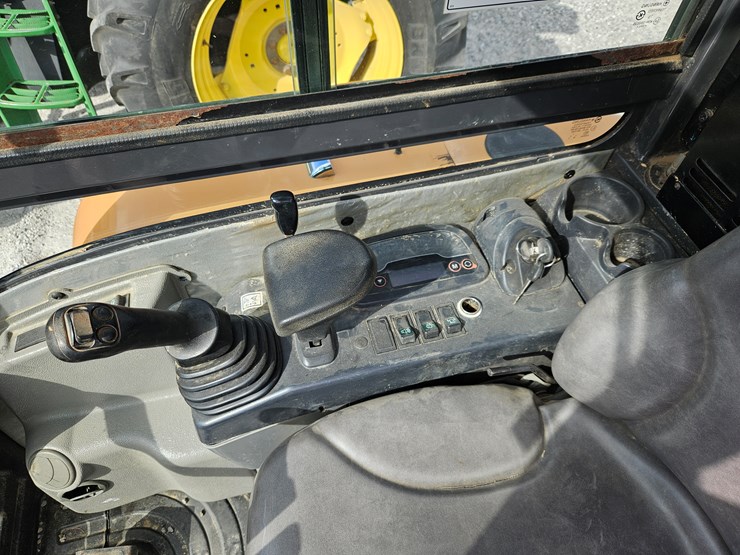 2018-case-cx37c-image-12