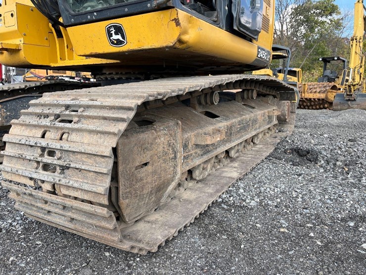 deere-245g-lc-image-17