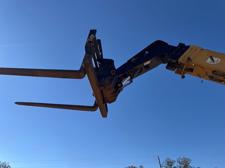 2017-caterpillar-tl943d-image-16