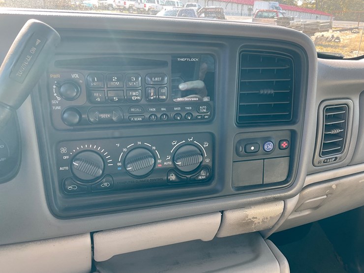 2000-chevrolet-suburban-image-17