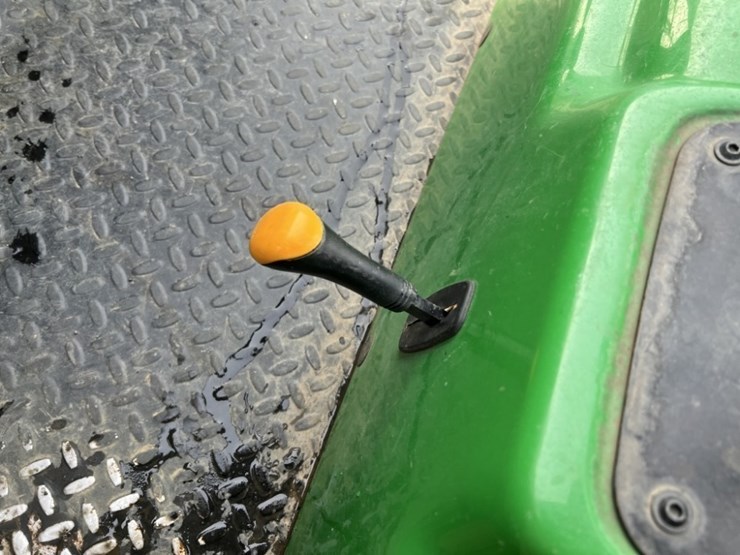 2019-john-deere-gator-image-24