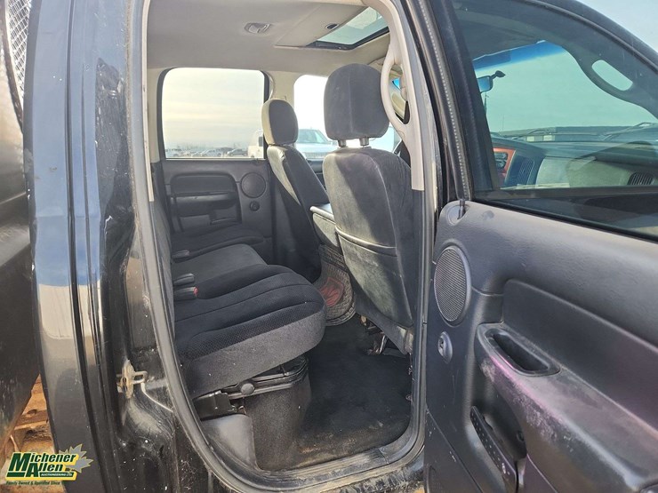 2004-dodge-ram-3500-image-24