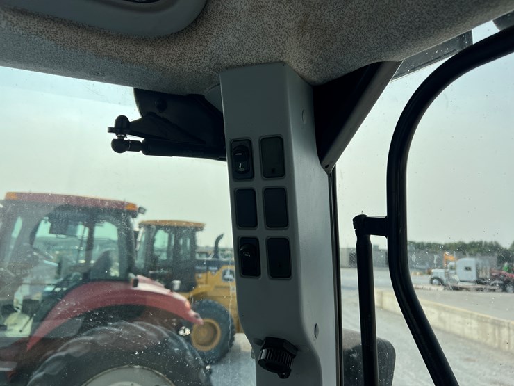 2010-new-holland-t7060-image-17