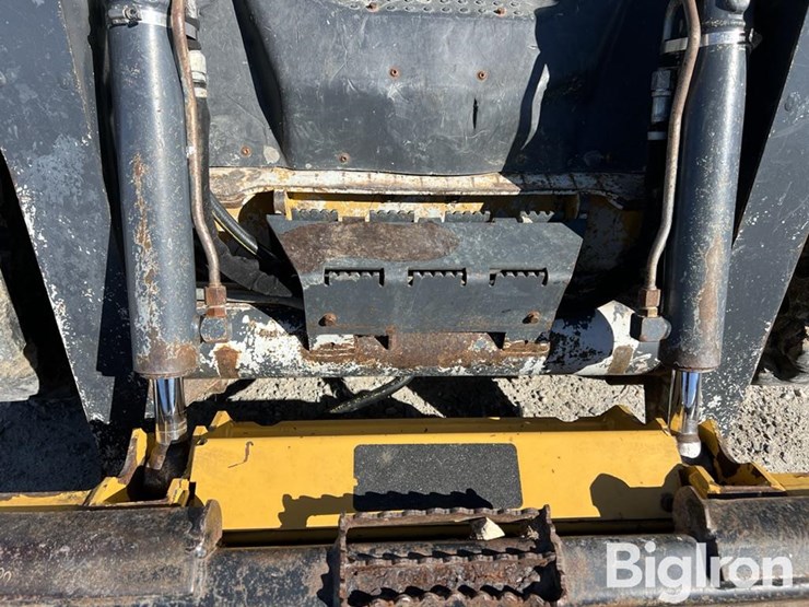 2010-deere-320d-image-18