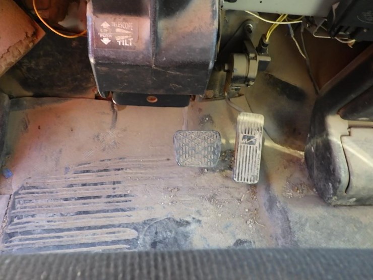 2002-freightliner-fl50-image-28